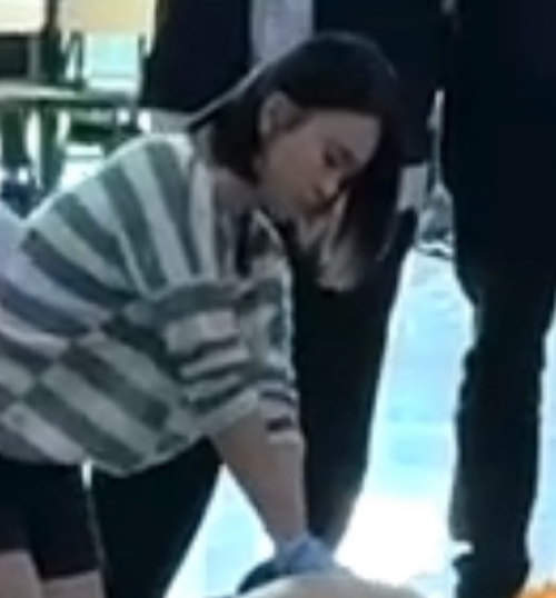 한 젊은 여성이 말레이시아 쿠칭 국제공항에서 의식을 잃고 쓰러진 50대 남성 곁에서 심폐소생술을 하고 있다. [사진 출처 = 탕시에힝 박사 페이스북 캡처]