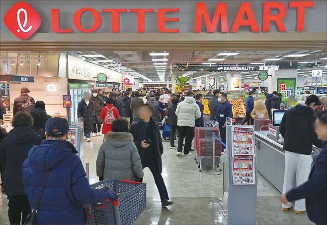 두 대형마트는 나란히 서울 강동구에 ‘식료품 특화 마켓’을 공개하며 신선식품 공략에 뛰어들었다. (위) 이마트 푸드마켓 고덕점. (아래) 롯데마트 천호점. (윤관식 기자, 롯데쇼핑 제공)