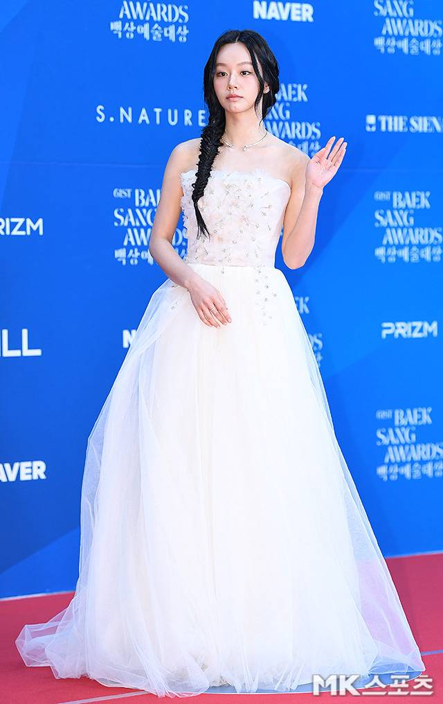 혜리는 연핑크빛 실크 튤 드레스를 선택했다. 어깨를 드러낸 스트랩리스 디자인의 드레스는 상체에 촘촘히 박힌 플라워 비즈 자수로 은은한 입체감을 더했다.사진=천정환 기자