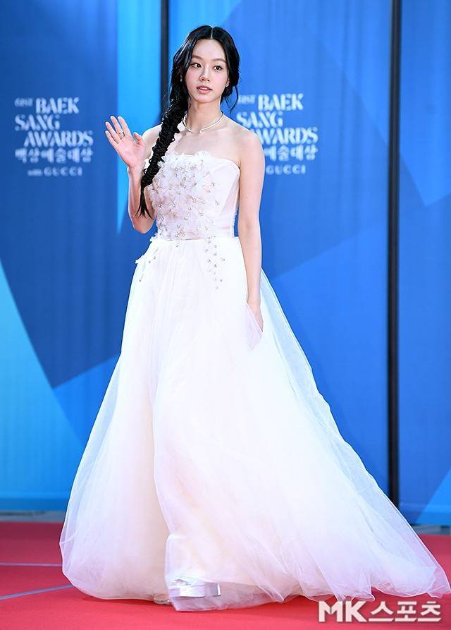 드레스의 은은한 핑크 컬러는 혜리의 투명한 피부 톤과 자연스럽게 어우러지며 더욱 청초한 분위기를 자아냈다. 사진=천정환 기자