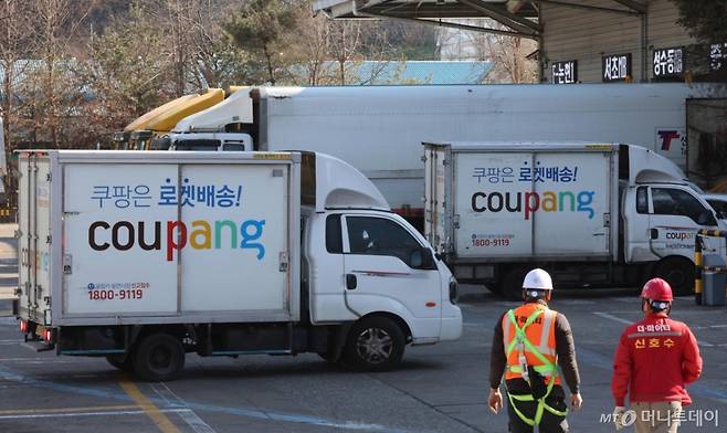 [서울=뉴시스] 김금보 기자 = 26일 서울시내 한 쿠팡 물류센터가 분주한 모습을 보이고 있다.  쿠팡이 지난해 처음으로 연 매출 40조원을 돌파하며 2년 연속 영업 흑자를 기록했다. 2025.02.26. kgb@newsis.com /사진=김금보