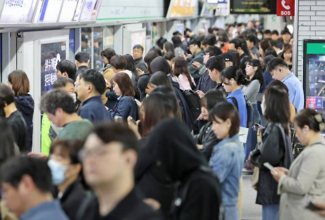 지난달 30일 오전 서울 영등포구 신도림역이 출근길에 나선 시민들로 붐비고 있다. /사진=뉴스1