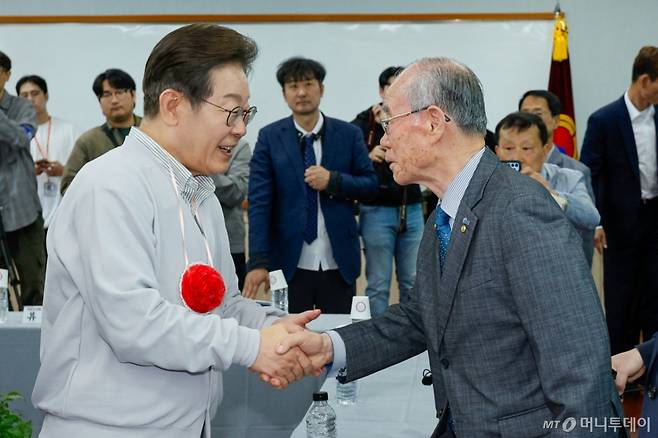 (익산=뉴스1) 안은나 기자 = 이재명 더불어민주당 대통령 후보가 2차 골목골목 경청투어 마지막 날인 7일 오후 전북 익산시 대한노인회 익산지회에서 열린 임원과의 간담회에서 참석자들과 인사하고 있다. 2025.5.7/뉴스1  Copyright (C) 뉴스1. All rights reserved. 무단 전재 및 재배포,  AI학습 이용 금지. /사진=(익산=뉴스1) 안은나 기자