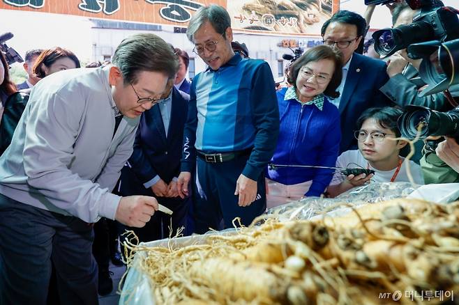 (진안=뉴스1) 안은나 기자 = 이재명 더불어민주당 대통령 후보가 2차 골목골목 경청투어 마지막 날인 7일 오전 전북 진안군 진무로의 인삼사를 찾아 수삼을 맛보고 있다. 2025.5.7/뉴스1 Copyright (C) 뉴스1. All rights reserved. 무단 전재 및 재배포, AI학습 이용 금지. /사진=(진안=뉴스1) 안은나 기자