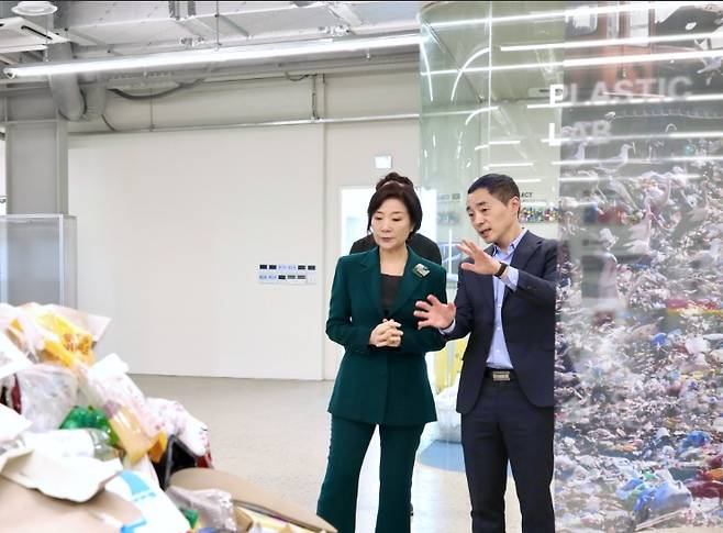 오영주 중소벤처기업부 장관(왼쪽)이 7일 경기 화성 수퍼빈에서 열린 '기후테크 스타트업 현장대화' 참석에 앞서 기업 현장을 둘러보고 있다./사진=중기부