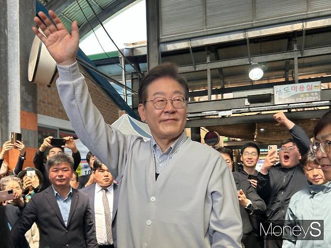 이재명 더불어민주당 대선 후보가 6·3 조기대선을 앞두고 전북과 충남 등 중부권을 돌며 '2차 골목골목 경청투어'를 마무리했다. 사진은 7일 이 후보가 지지자들에게 손인사 하는 모습. /사진=김성아 기자