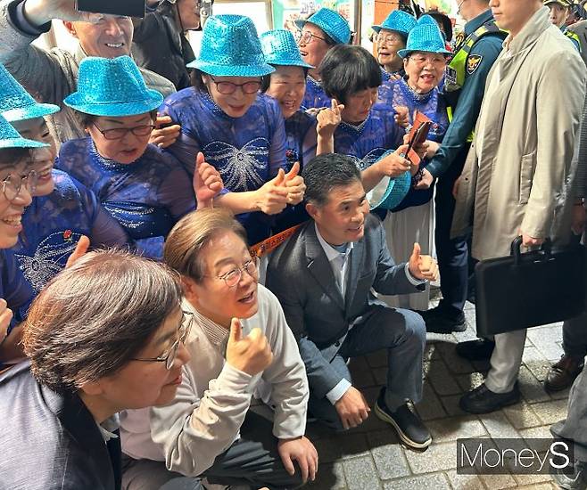 이 후보는 임실복지관 시니어 합창단과 사진을 찍고 짧은 춤을 함께 추는 등 시종일관 여유로운 모습을 보였다. 사진은 이 후보가 임실복지관 시니어 합창단과 사진을 찍는 모습. /사진=김성아 기자