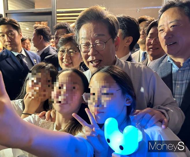 7일 예산시장길에는 이 후보를 보기 위한 지지자들로 북새통을 이뤘다. 이 후보가 7일 충남 예산을 방문해 지지자들과 사진을 촬영하는 모습.  /사진=김성아 기자