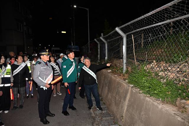 지난 2일 경기 안산시 선부동 노상에서 이민근(앞줄 오른쪽 두번째) 안산시장과 이강석 안산단원경찰서장, 외국인 주민으로 구성된 ‘땟골순찰대’ 대원들이 야간 순찰 활동을 벌이다 도로시설물을 살펴보고 있다. 안산시청 제공
