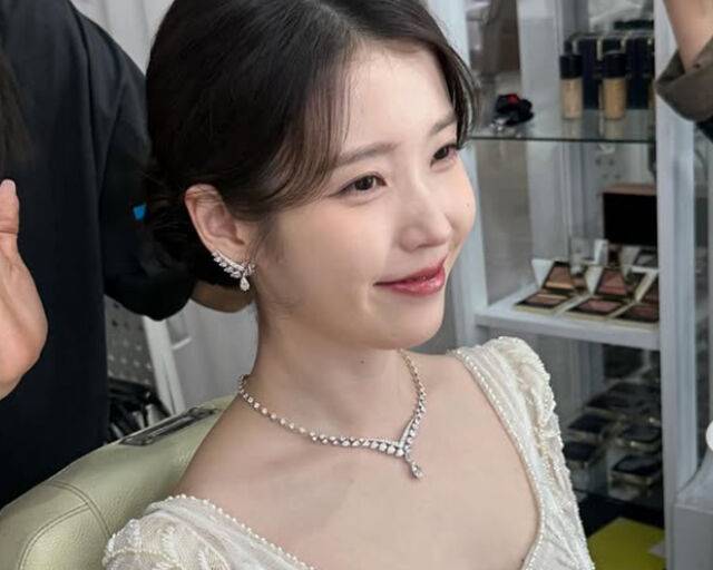 아이유는 헤어 메이크업을 받으며 행복해했다. / 아이유 소셜미디어 캡처