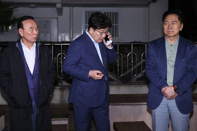 권성동(가운데) 국민의힘 원내대표 김기현·박덕흠 의원이 6일 후보 단일화 압박에 반발하며 후보 일정을 중단하고 상경한 김문수 대선 후보를 만나기 위해 서울 관악구 김 후보의 자택 앞에서 기다리고 있다. [연합]