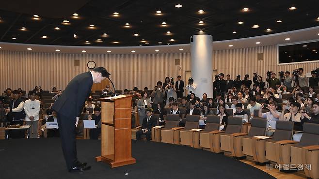 최태원 SK 회장이 7일 오전 서울 중구 SKT타워 SUPEX홀에서 SK텔레콤 해킹 사태 관련 대국민 사과를 하고 있다. 임세준 기자