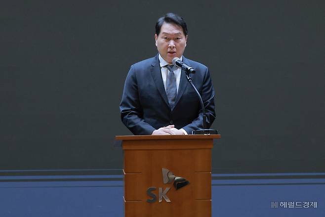 최태원 SK 회장이 7일 오전 서울 중구 SKT타워 SUPEX홀에서 SK텔레콤 해킹 사태 관련 대국민 사과를 하고 있다. 임세준 기자