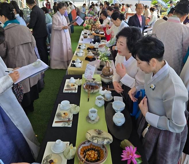 차 시배지이자 왕(王)의 녹차로 유명한 하동에서 지난 5월4일 ‘제28회 대한민국 아름다운 찻자리 최고대회’가 열린 가운데, 아름다운 찻자리 경연대회에 참가한 다인들이 각자의 철학이 담긴 찻자리를 선보이고 있다.  한복을 입은 수많은 다인(茶人)들이 정성껏 빚은 찻자리는 5월 햇살과 함께 황홀하고 아름답게 펼쳐졌다는 평가를 받았다.