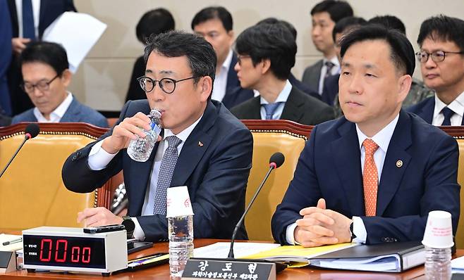 유영상 SK텔레콤 대표이사가 30일 국회 과학기술정보방송통신위원회의에서 열린 방송·통신 분야 청문회에 참석해 물을 마시고 있다. 이상섭 기자