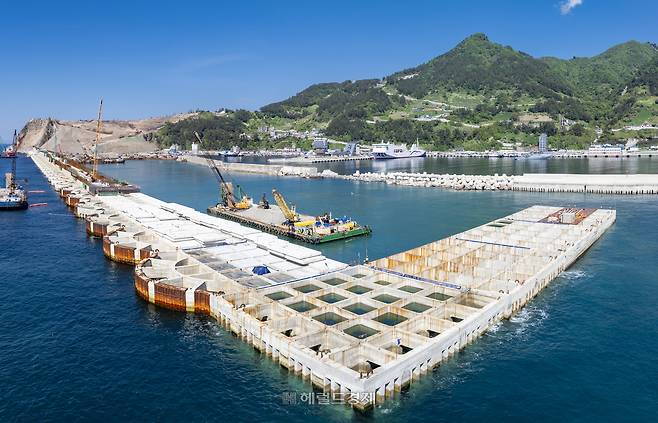 수중콘크리트 구조물인 ‘케이슨 거치’가 완료된 모습[울릉군 제공]