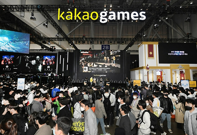 지난 2022년 열린 지스타에서 카카오게임즈 부스에 몰린 인파. [카카오게임즈 제공]