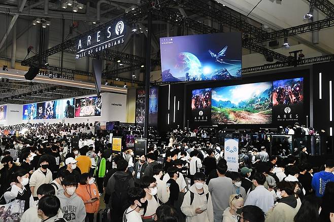 지난 2022년 열린 지스타에서 카카오게임즈 부스에 몰린 인파. [카카오게임즈 제공]