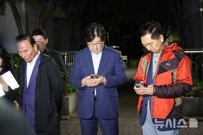 [서울=뉴시스] 김금보 기자 = 권성동 국민의힘 원내대표와 중진의원들이 6일 오후 서울 관악구 김문수 대선후보의 자택 앞에서 '한덕수 후보와의 단일화'  관련 논의를 위해 김 후보를 기다리고 있다. 왼쪽부터 박덕흠, 권 원내대표, 김기현 의원. 2025.05.06. kgb@newsis.com