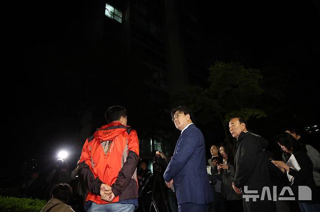 [서울=뉴시스] 김금보 기자 = 권성동(가운데) 국민의힘 원내대표를 비롯한 중진의원들이 6일 오후 서울 관악구 김문수 대선후보의 자택 앞에서 '한덕수 후보와의 단일화'  관련 논의를 위해 김 후보를 기다리다리고 있다. 2025.05.06. kgb@newsis.com