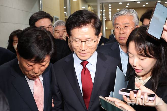 [경주=뉴시스] 권창회 기자 = 김문수 국민의힘 대선 후보가 6일 경북 경주시 HICO 미디어센터에서 단일화 관련 반발하며 후보 일정 중단을 선언한 뒤 이동하고 있다. 2025.05.06. kch0523@newsis.com