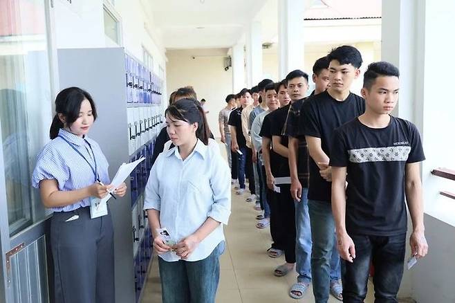 [서울=뉴시스] 5일 베트남 하노이에서 열린 한국어능력시험에 응시하는 베트남 사람들. (출처=Vietnam.vn) 2025.05.07. photo@newsis.com *재판매 및 DB 금지