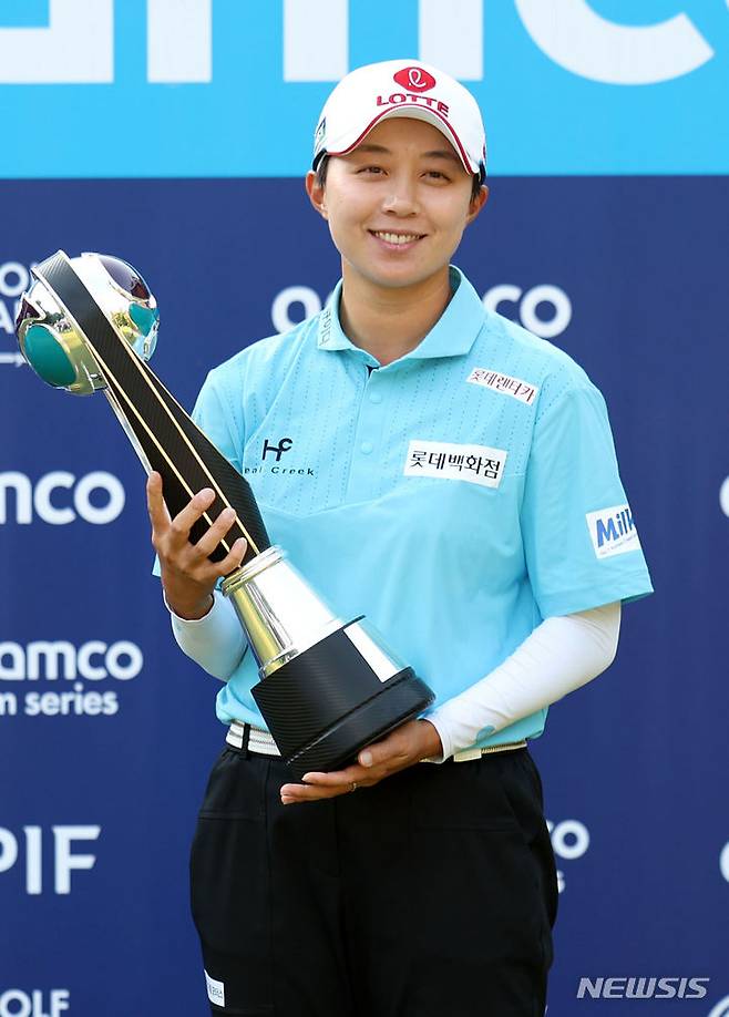 [고양=뉴시스] 김선웅 기자 = 프로골퍼 김효주가 12일 경기 고양시 뉴코리아 CC에서 열린 레이디스 유러피언 투어 아람코 팀 시리즈 2024 시상식에서 개인전 우승 트로피를 들어올리고 있다. 2024.05.12. mangusta@newsis.com