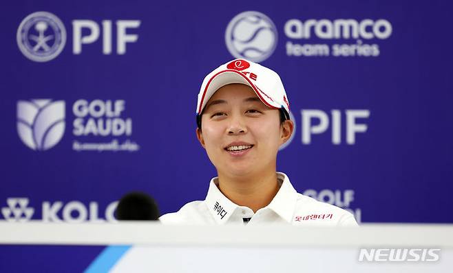 [고양=뉴시스] 김선웅 기자 = 프로골퍼 김효주가 8일 경기 고양시 뉴코리아 CC에서 레이디스 유러피언 투어 아람코 팀 시리즈 2024 기자회견을 하고 있다. 2024.05.08. mangusta@newsis.com