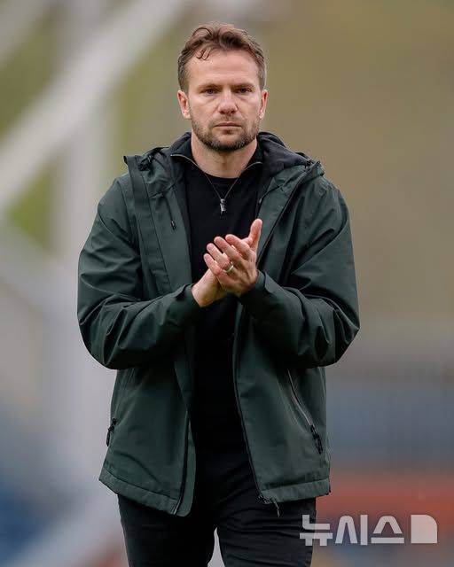 [서울=뉴시스] 잉글랜드 프로축구 챔피언십(2부 리그) 왓퍼드의 톰 클레버리 감독. (사진=왓퍼드 SNS 캡처) *재판매 및 DB 금지