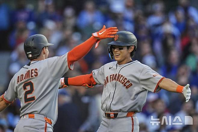 [시카고=AP/뉴시스] 샌프란시스코 자이언츠의 이정후(오른쪽)가 6일(현지 시간) 미 일리노이주 시카고의 리글리 필드에서 열린 2025 메이저리그 시카고 컵스와의 경기 3회 초 2점 홈런을 친 후 홈에 들어와 윌리 아다메스와 환호하고 있다. 2025.05.07.