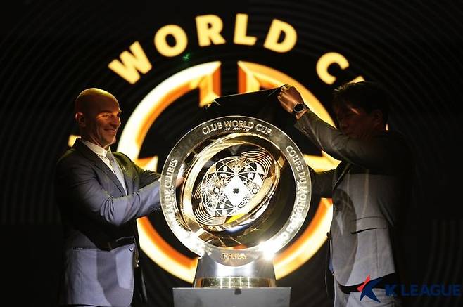 [서울=뉴시스] 지난 3월6일 경기도 성남 네이버 1784 사옥에서 열린 국제축구연맹(FIFA) 2025 클럽 월드컵 트로피 제막식에서 트로피가 공개되고 있다. (사진=한국프로축구연맹 제공). 2025.03.06. photo@newsis.com *재판매 및 DB 금지