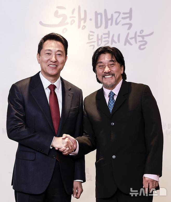 [서울=뉴시스] 정병혁 기자 = 오세훈 서울시장이 7일 서울 중구 서울시청 집무실에서 열린 서울시 홍보대사 위촉식에서 홍보대사로 위촉된 에드워드 리 셰프과 기념촬영을 하고 있다. 2025.05.07. jhope@newsis.com