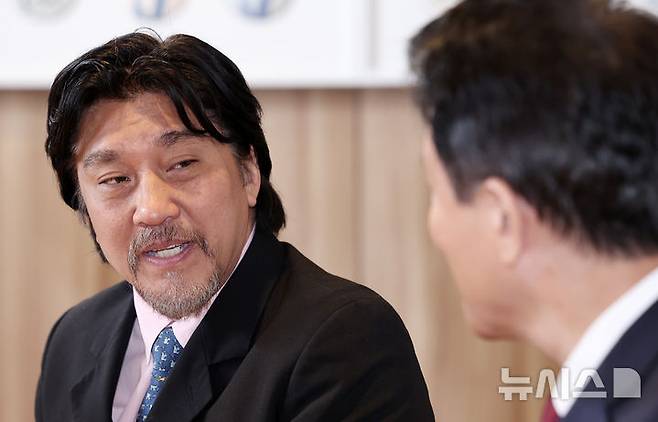 [서울=뉴시스] 정병혁 기자 = 서울시 홍보대사로 위촉된 에드워드 리 셰프가 7일 서울 중구 서울시청 집무실에서 열린 위촉식에서 오세훈 서울시장과 대화하고 있다. (공동취재) 2025.05.07. photo@newsis.com
