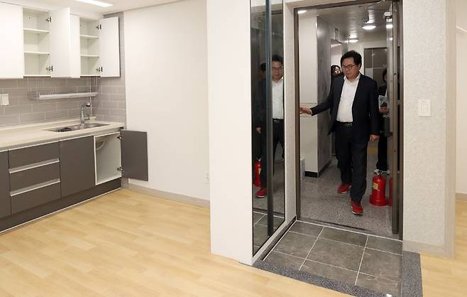 [서울=뉴시스] 박일하 서울 동작구청장이 지난달 30일 사당동 소재 청년 맞춤형 공공주택을 방문해 살펴보고 있다. 2025.05.07 (사진 제공=동작구청) photo@newsis.com *재판매 및 DB 금지