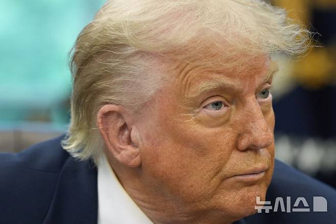 [워싱턴=AP/뉴시스]도널드 트럼프 미국 대통령이 5일(현지 시간) 백악관 집무실에서 미국 내 의약품 제조에 인센티브를 부과하는 행정명령 등에 서명하고 있다. 2025.05.06.