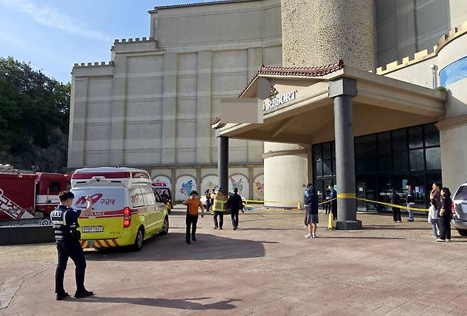 [완도=뉴시스] 변재훈 기자 = 5일 오전 6시56분께 전남 완도군 완도읍 한 리조트에서 일산화탄소 가스가 누출돼 투숙객 14명이 병원으로 옮겨져 치료를 받고 있다. (사진=전남소방 제공) 2025.05.05. photo@newsis.com *재판매 및 DB 금지