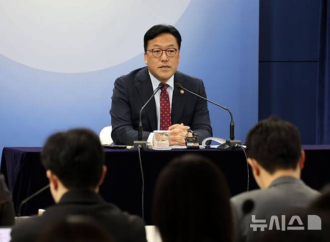 [서울=뉴시스] 배훈식 기자 = 김병환 금융위원장이 7일 오전 서울 종로구 정부서울청사에서 정례 기자간담회를 하고 있다. 2025.05.07. dahora83@newsis.com