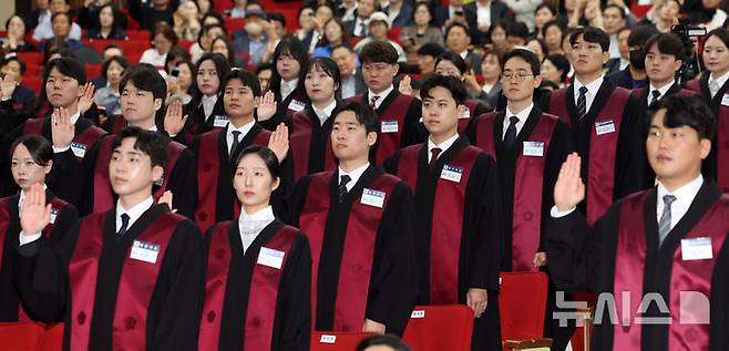 [과천=뉴시스] 이영환 기자 = 7일 오후 경기 과천시 법무부에서 열린 신임검사 임관식에서 신임 검사들이 선서를 하고 있다. 2025.05.07. 20hwan@newsis.com