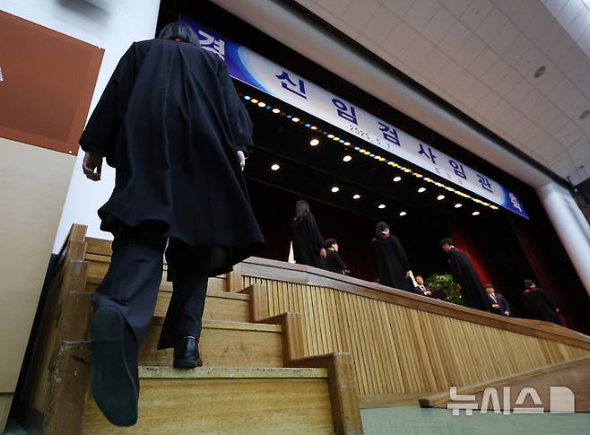 [과천=뉴시스] 이영환 기자 = 7일 오후 경기 과천시 법무부에서 열린 신임검사 임관식에서 한 신임 검사가 임명장을 받기 위해 단상으로 향하고 있다. 2025.05.07. 20hwan@newsis.com