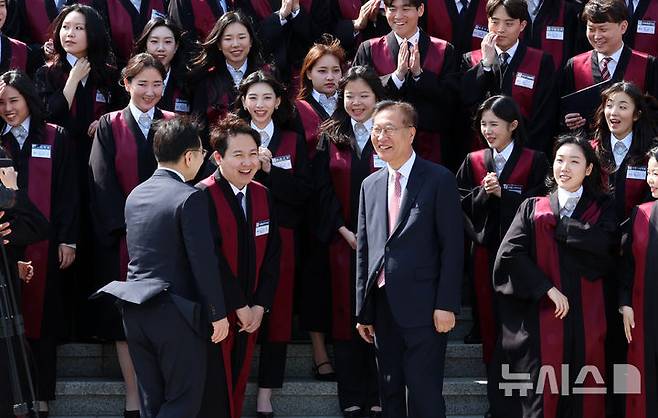 [과천=뉴시스] 이영환 기자 = 박성재 법무부 장관이 7일 오후 경기 과천시 법무부에서 열린 신임검사 임관식에서 신임 검사들과 기념촬영을 마친 후 대화를 하고 있다. 2025.05.07. 20hwan@newsis.com
