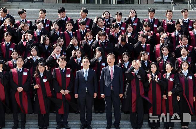[과천=뉴시스] 이영환 기자 = 박성재 법무부 장관이 7일 오후 경기 과천시 법무부에서 열린 신임검사 임관식에서 신임 검사들과 기념촬영을 하고 있다. 2025.05.07. 20hwan@newsis.com