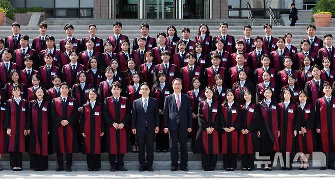 [과천=뉴시스] 이영환 기자 = 박성재 법무부 장관이 7일 오후 경기 과천시 법무부에서 열린 신임검사 임관식에서 신임 검사들과 기념촬영을 하고 있다. 2025.05.07. 20hwan@newsis.com