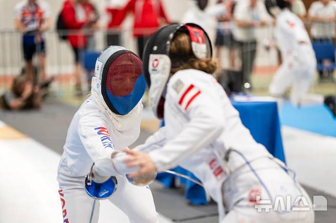 [서울=뉴시스]근대5종 성승민이 펜싱을 하고 있다. (사진=대한근대5종연맹 제공)