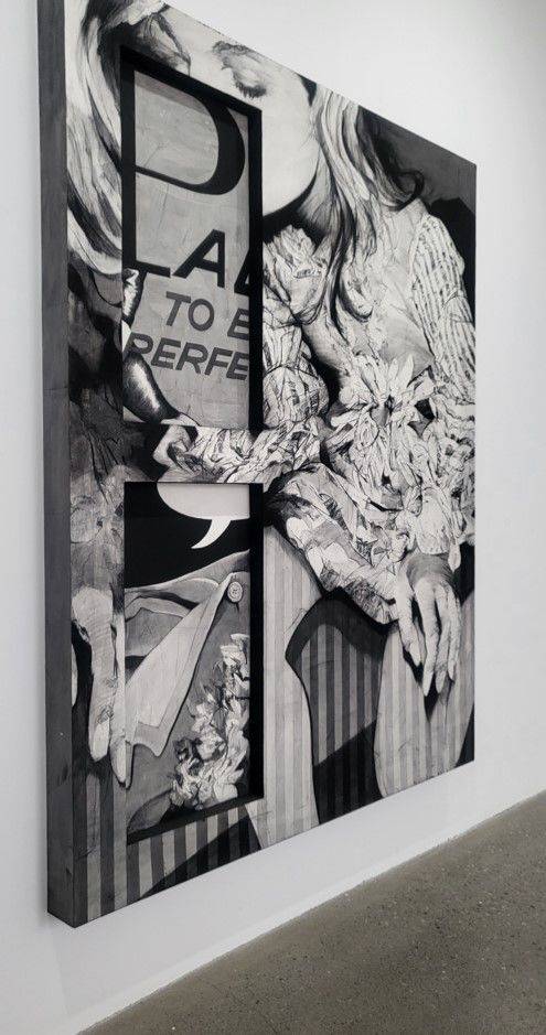 애나 박 작품은 나무 판에 한지를 씌운 작품으로 옆에서 보면 매우 두꺼워 거대한 광고판 같기도 하다. *재판매 및 DB 금지