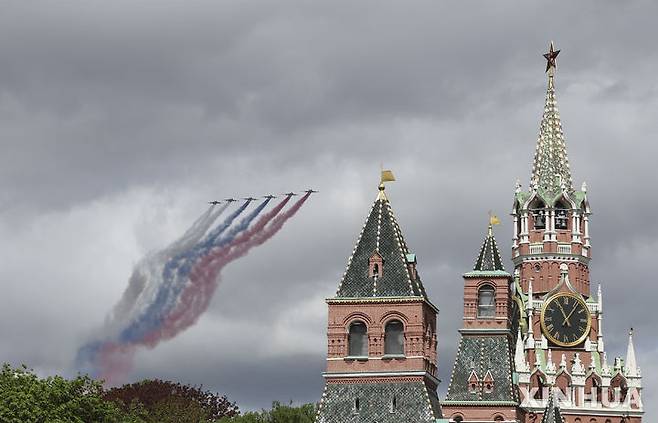 [모스크바=신화/뉴시스] 러시아 곡예비행단이 6일(현지 시간) 러시아 모스크바 붉은광장에서 제80주년 2차 세계대전 승리 기념 '전승절' 열병식 예행연습을 하면서 러시아 국기 색깔 연막을 뿌리고 편대 비행을 하고 있다. 2025.05.07.