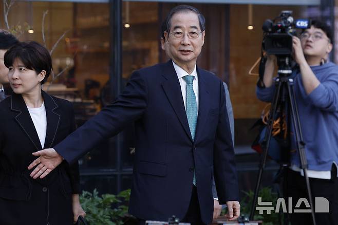 [서울=뉴시스] 고승민 기자 = 한덕수 무소속 대선 후보가 7일 서울 종로구 한 식당에서 김문수 국민의힘 대선 후보와 단일화 관련 회동을 마치고 이동하고 있다. (공동취재) 2025.05.07. photo@newsis.com