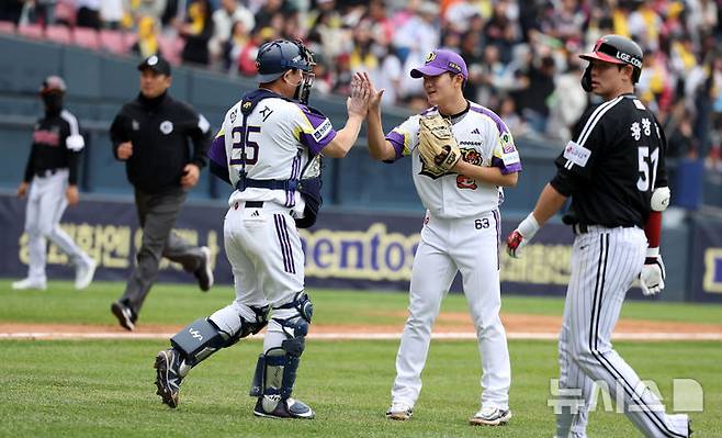 [서울=뉴시스] 김선웅 기자 = 어린이날인 지난 5일 서울 송파구 잠실야구장에서 열린 2025 프로야구 LG 트윈스 vs 두산 베어스의 경기, 5-2로 LG에 승리를 거둔 두산 선수들이 자축하고 있다. 2025.05.05. mangusta@newsis.com