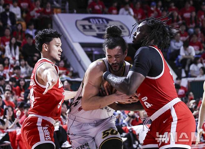 [서울=뉴시스] 김근수 기자 = 7일 잠실학생체육관에서 열린 2024-2025 KBL 챔피언결정전 창원 LG 대 서울 SK 경기, LG 아셈 마레이가 돌파를 하고 있다.  2025.05.07. ks@newsis.com
