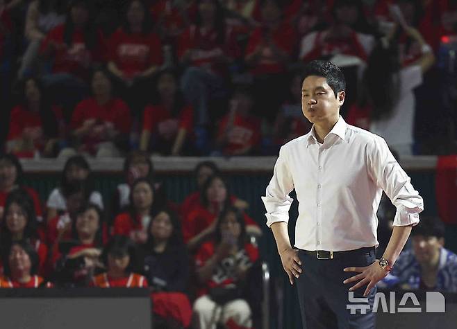 [서울=뉴시스] 김근수 기자 = 7일 잠실학생체육관에서 열린 2024-2025 KBL 챔피언결정전 2차전 창원 LG 대 서울 SK 경기, SK 전희철 감독이 경기가 잘 안풀리자 아쉬워 하고 있다.  2025.05.07. ks@newsis.com