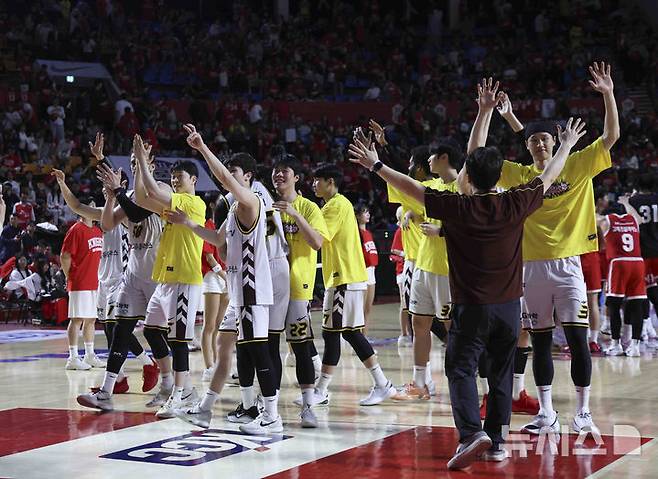 [서울=뉴시스] 김근수 기자 = 7일 잠실학생체육관에서 열린 2024-2025 KBL 챔피언결정전 2차전 창원 LG 대 서울 SK 경기에서 창원 LG가 76-71로 승리를 거두고 선수들이 기뻐하고 있다.  2025.05.07. ks@newsis.com